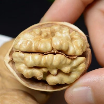 新疆185纸皮核桃阿克苏特产纸皮薄壳手捏核桃琥珀核桃仁坚果零食图2