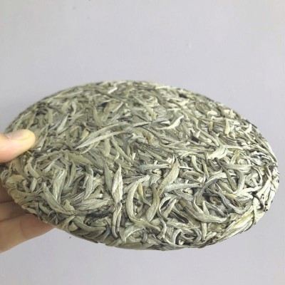 云南大白茶白毫银针茶饼景谷月光白大白豪银针纯芽头春古树生茶图4