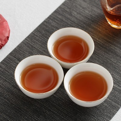 批发云南滇红茶 凤庆春茶红茶饼茶 红酽大树茶 100克普洱小茶饼图4